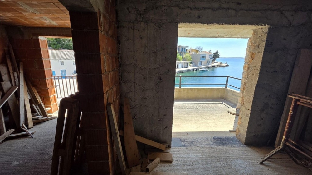 Interno allo stato grezzo con accesso alla terrazza e vista mare