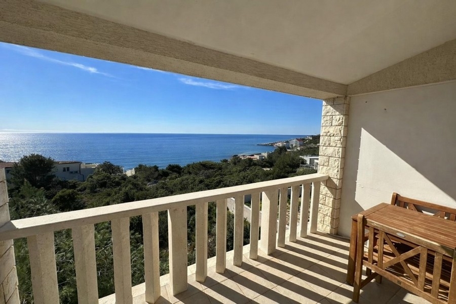 Balcone con vista mare e zona salotto in posizione tranquilla