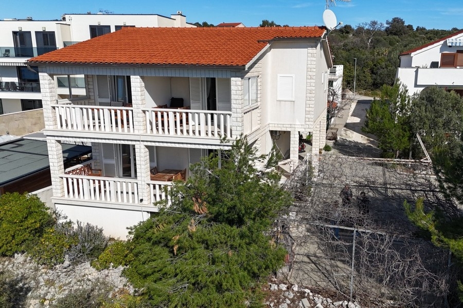 Casa mediterranea con balcone e vista mare in Dalmazia