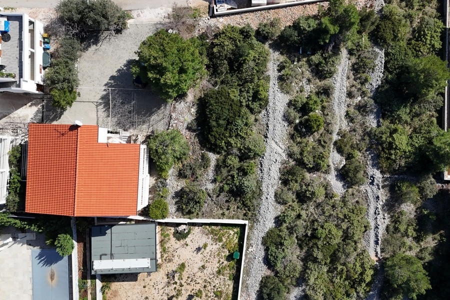 Terreno con casa e vegetazione circostante visto dall'alto