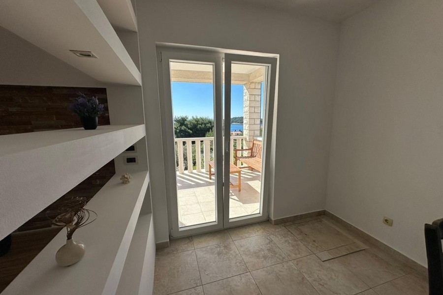 Stanza con accesso al balcone e vista sul mare
