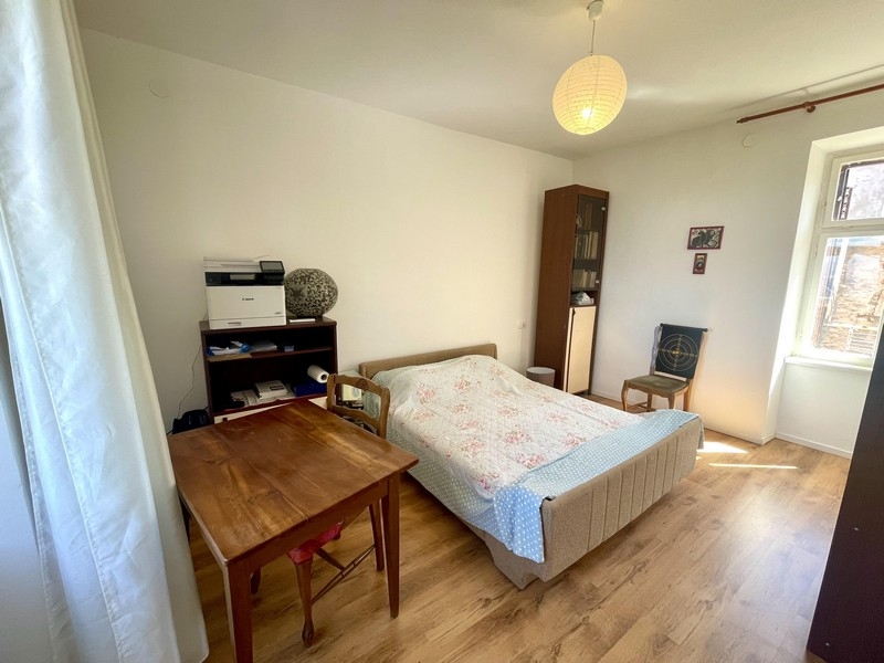 Camera da letto con letto matrimoniale e pavimento in legno