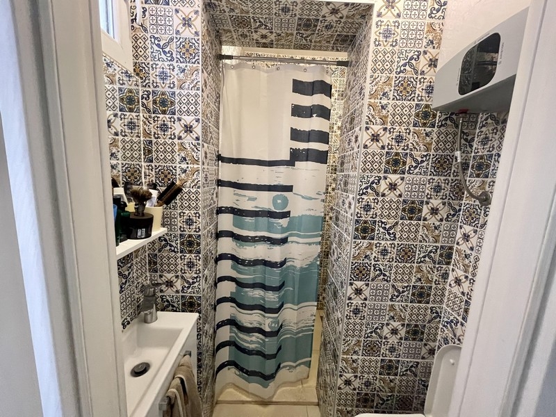 Bagno con doccia e piastrelle decorate