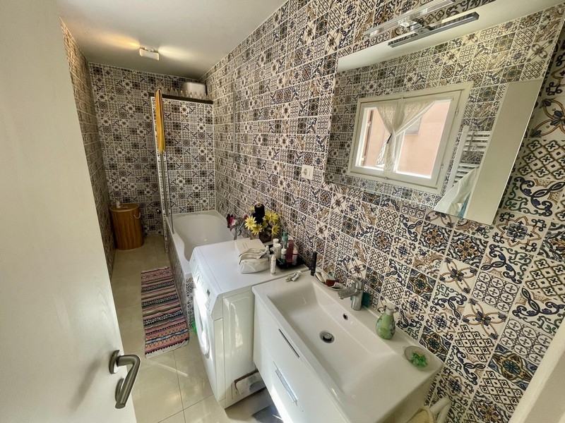 Bagno con vasca e lavatrice