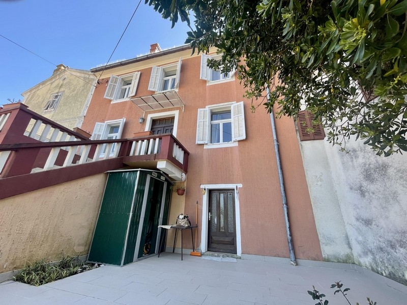 Area esterna con accesso alla casa e alla terrazza