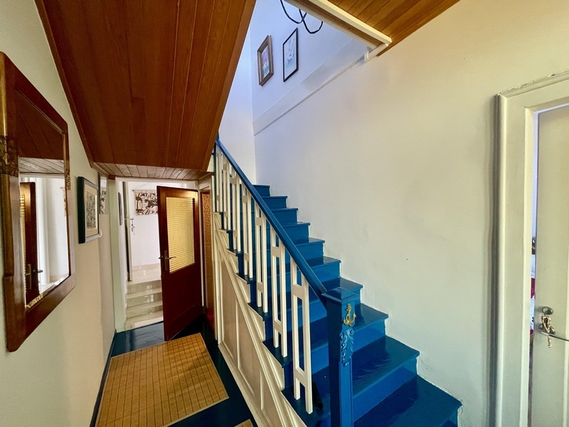 Corridoio con scala e ingresso
