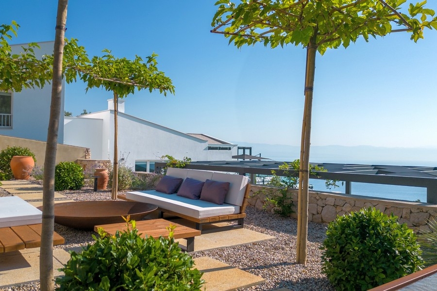 Lounge esterna con sedute nell'area giardino