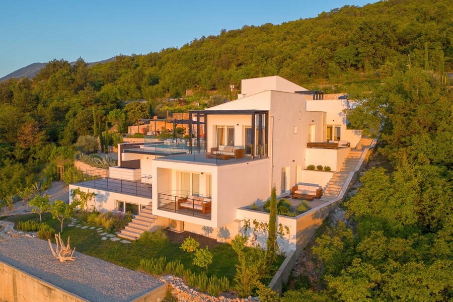 Terrazze con parapetto in vetro e vista mare