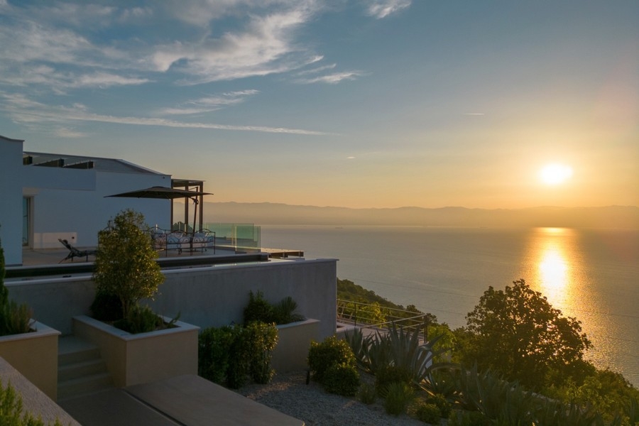 Solarium con lounge e vista sul mare