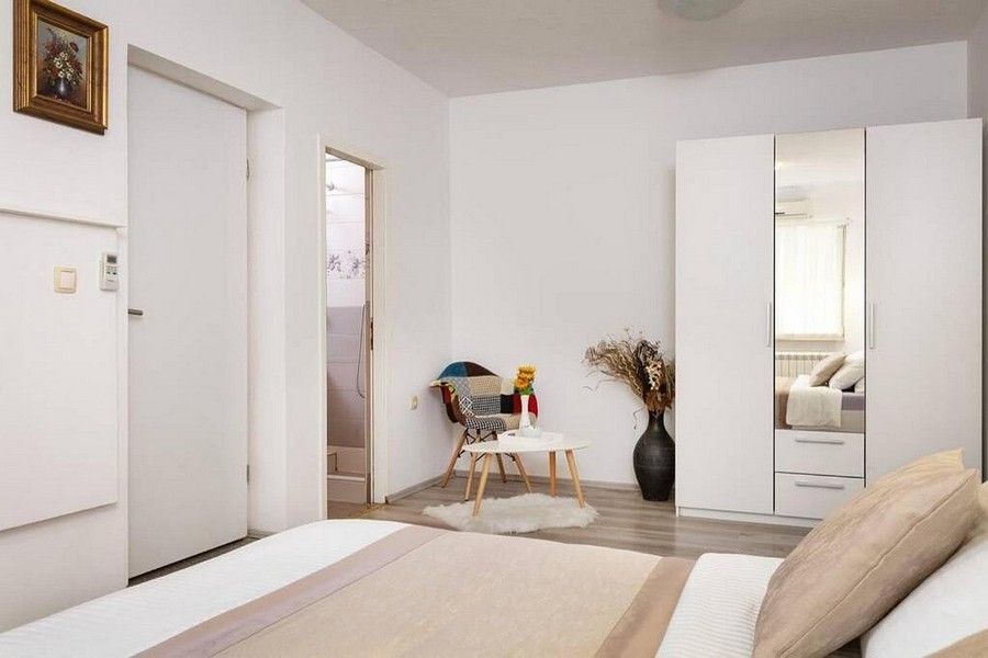 Ampia camera da letto con accesso al bagno