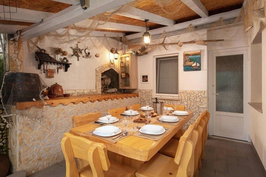 Rustica taverna con grande tavolo in legno e ambiente tradizionale