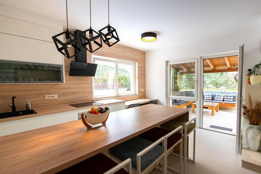 Zona cucina luminosa con accesso diretto alla terrazza coperta