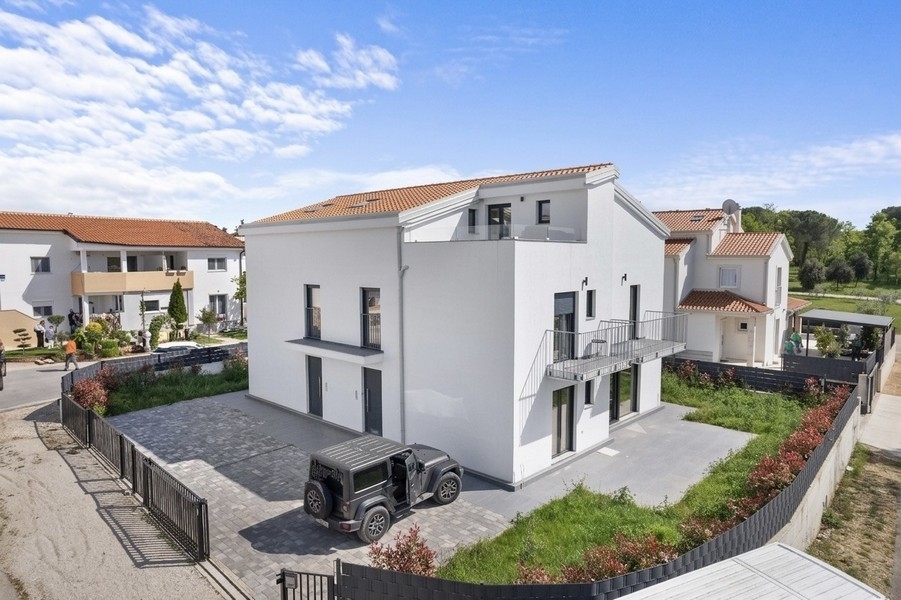 Casa moderna (casa bifamiliare) vicino a Porec, Istria.