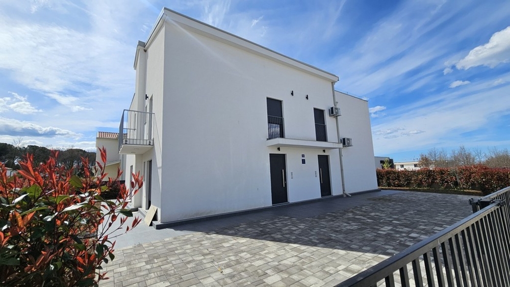 Retro della casa H3895, in vendita vicino a Porec in Istria.