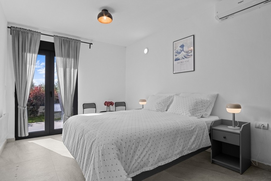 Camera da letto con letto matrimoniale e accesso alla terrazza