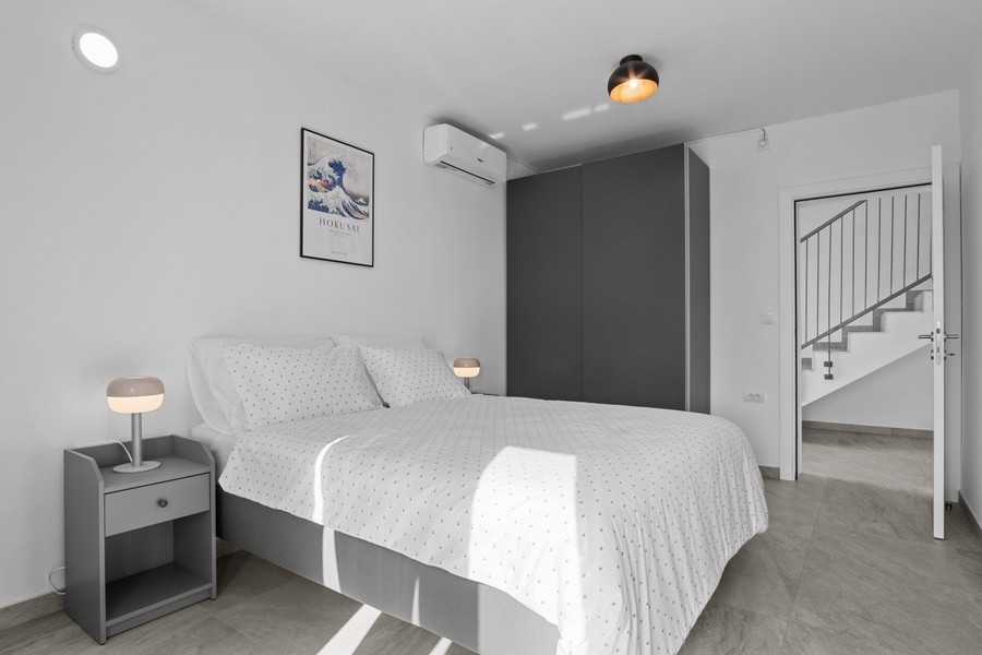 Camera da letto luminosa con climatizzatore e armadio a muro