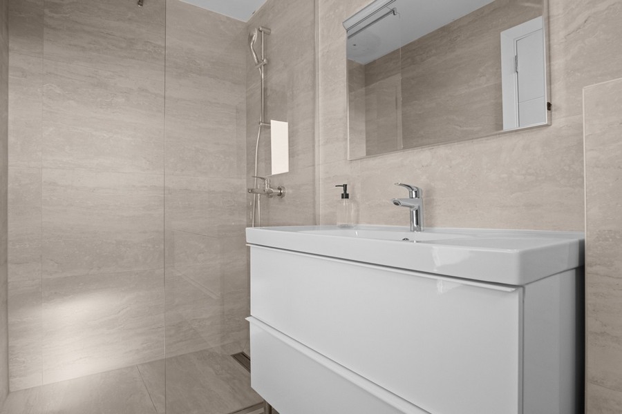 Bagno moderno con doccia e lavabo