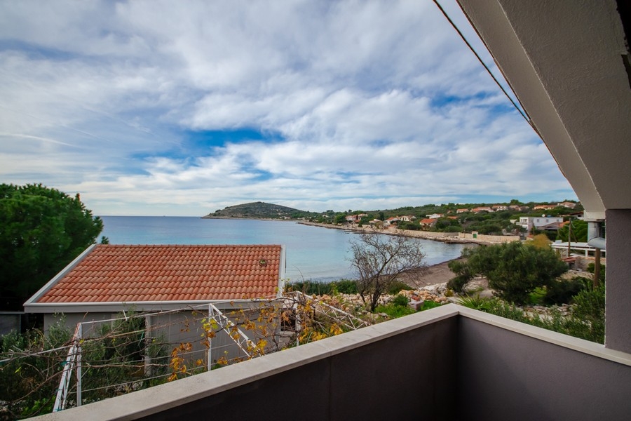 Casa vicino al mare su un'isola tranquilla vicino a Trogir Croazia in vendita.