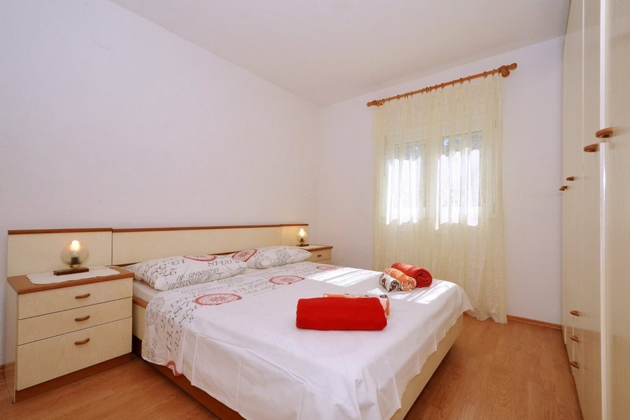 Camera da letto con letto matrimoniale e finestra con luce naturale