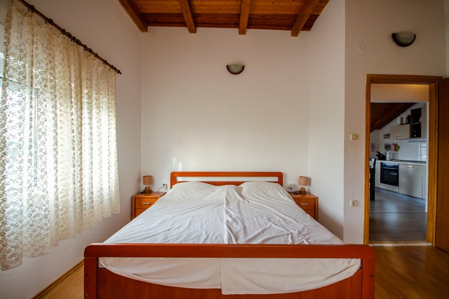 Altra camera da letto con letto matrimoniale e accesso alla zona giorno