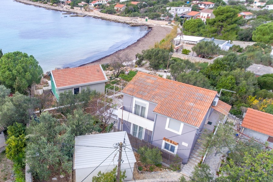 Casa in posizione tranquilla sulla spiaggia in vendita in Croazia.