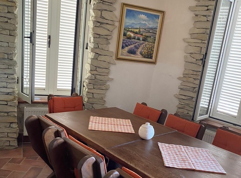 Zona pranzo con tavolo e sedie accanto alla cucina