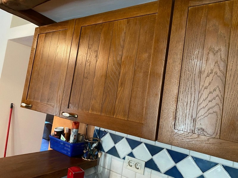 Vista di dettaglio dei pensili della cucina in legno