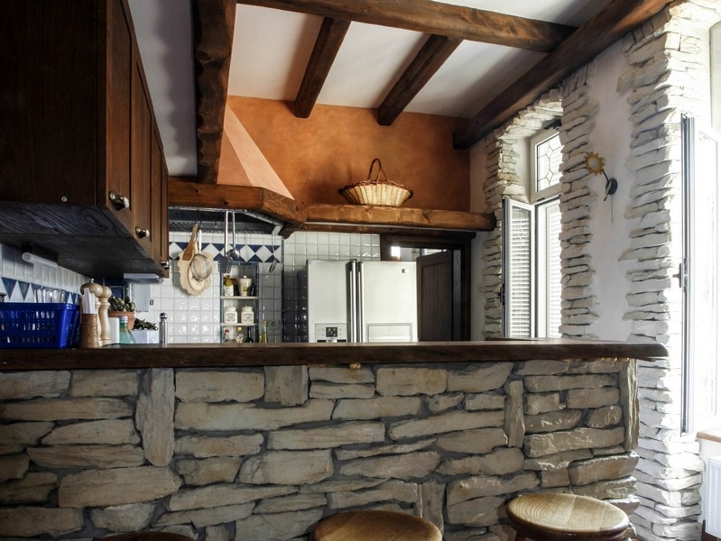 Cucina con elementi in pietra naturale e bancone