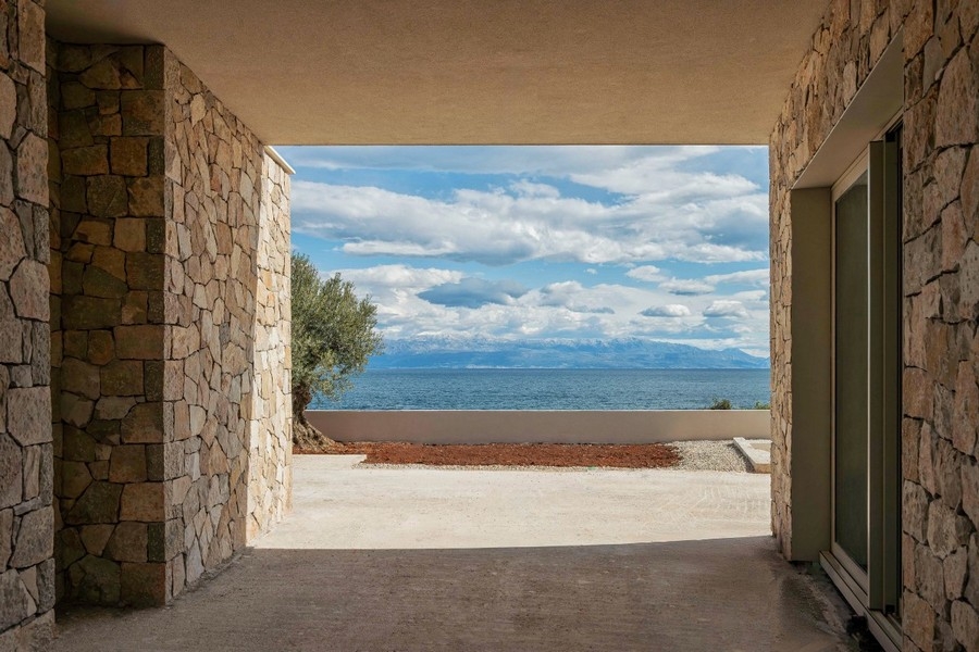 Passaggio coperto con vista sul mare