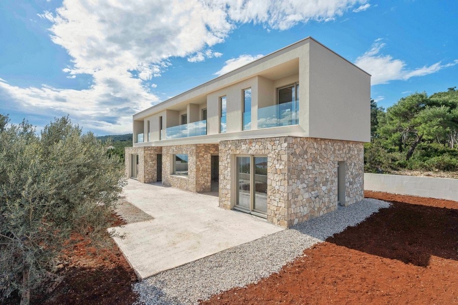 Casa moderna con terrazza e balcone in vetro