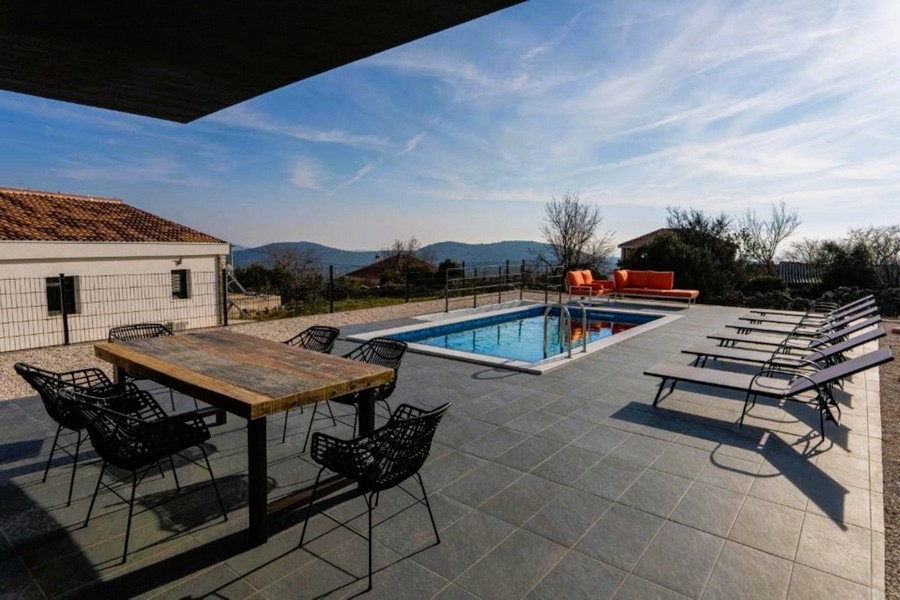 Terrazza con piscina e vista sui monti.