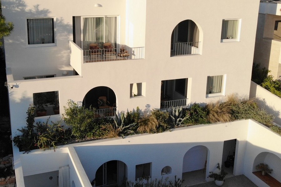 Villa moderna con balconi e cortile interno mediterraneo