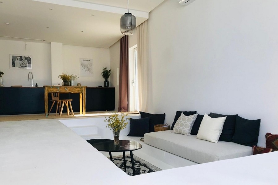 Soggiorno aperto con cucina e zona salotto dal design moderno