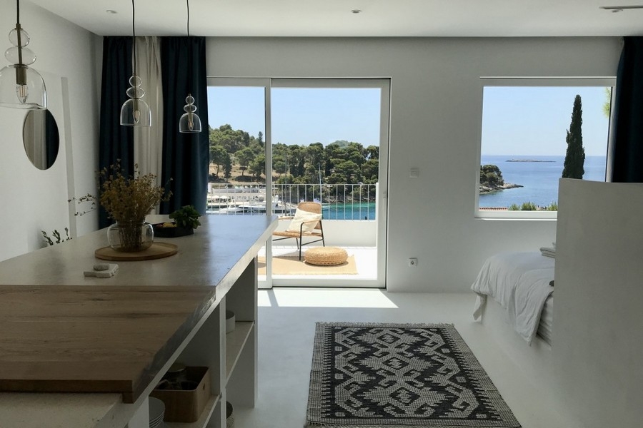 Zona notte con vista mare e accesso al balcone