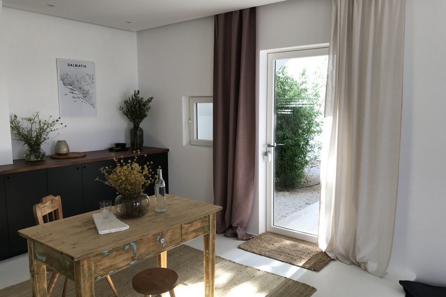 Zona pranzo con accesso al cortile interno e molta luce naturale