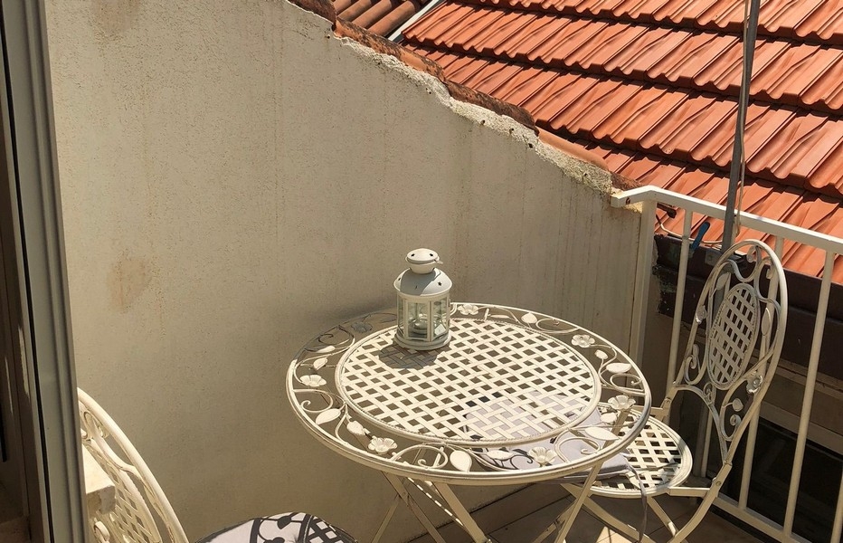 Terrazza sul tetto con sedute e vista sui tetti