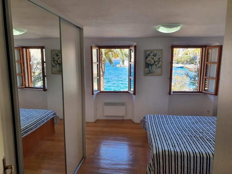 Camera da letto con vista mare e armadio a muro
