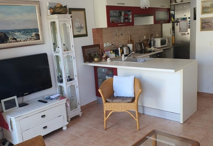 Zona giorno aperta con cucina e bancone