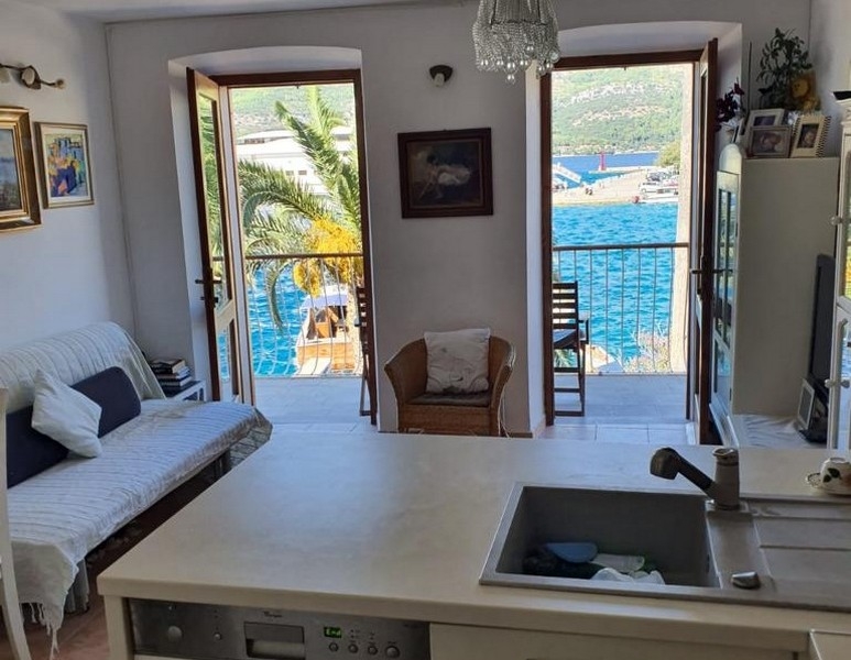Zona giorno con accesso al balcone e vista mare