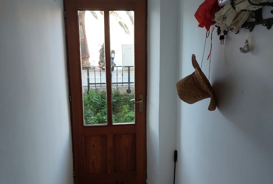 Ingresso con porta in legno