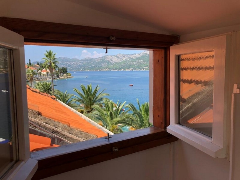 Vista mare dalla finestra con panorama sulla costa