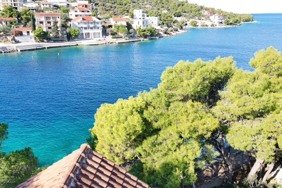 Vista mare su una baia tranquilla con case sulla costa