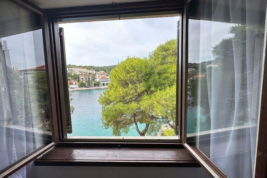 Vista dalla finestra sul mare e sulla costa di fronte