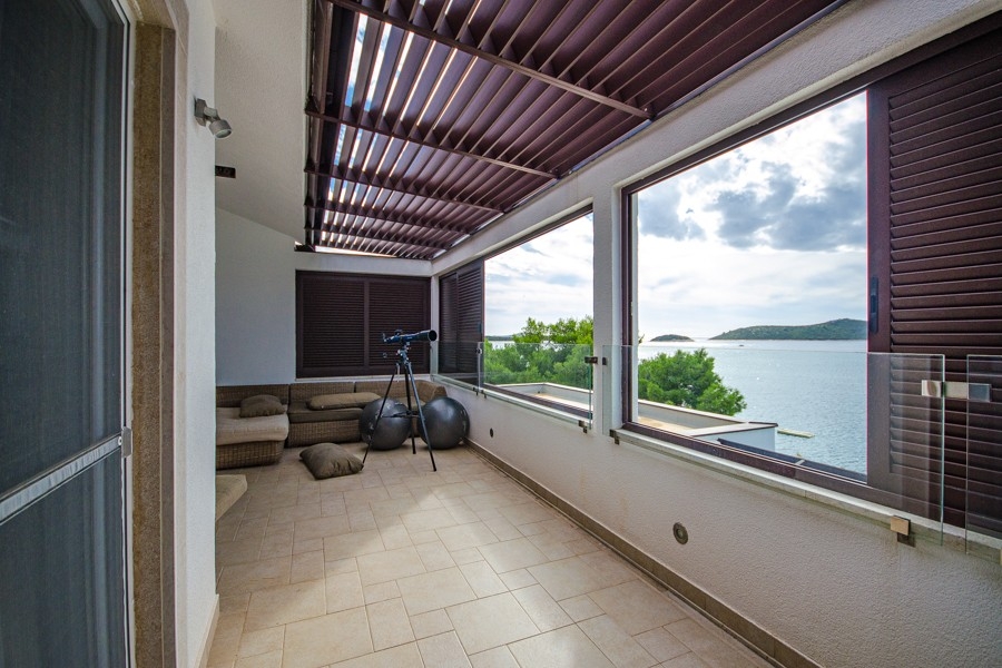 Terrazza coperta con vista panoramica sul mare