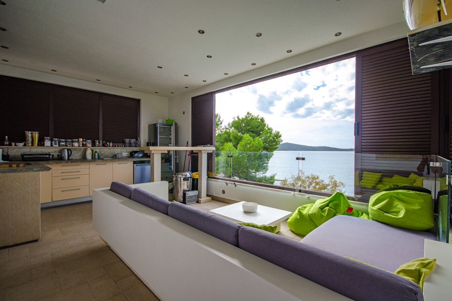 Zona giorno con cucina a vista e vista mare