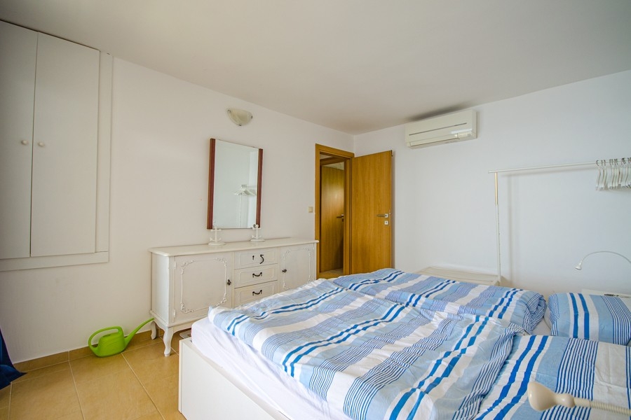 Camera da letto con climatizzatore e arredamento semplice