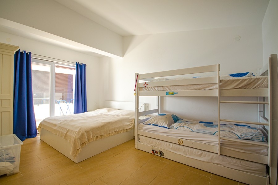 Camera da letto con letto matrimoniale e letto a castello