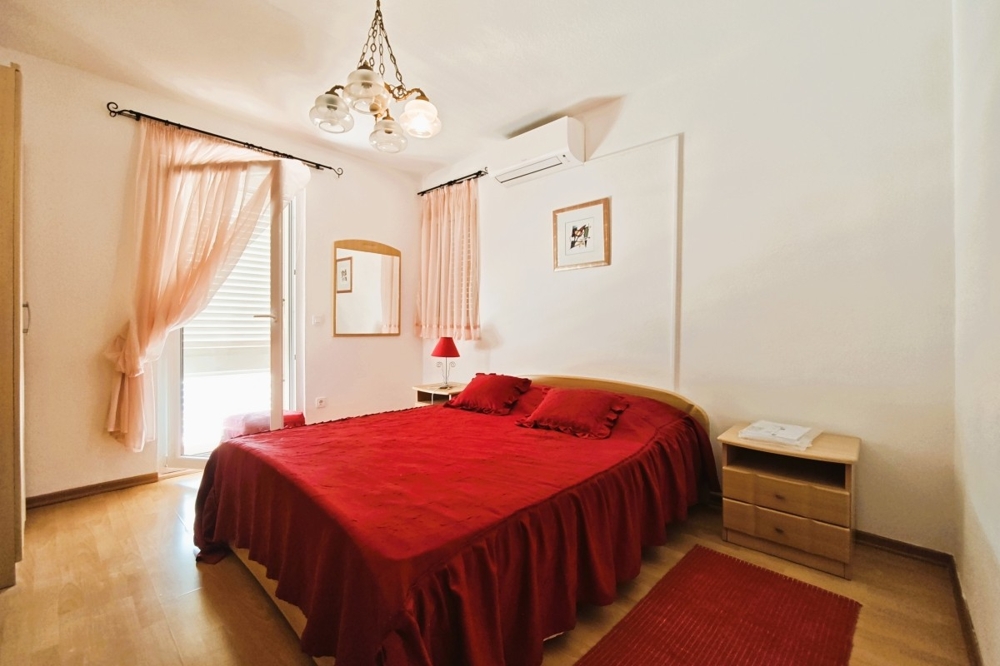 Camera da letto con letto matrimoniale e climatizzatore