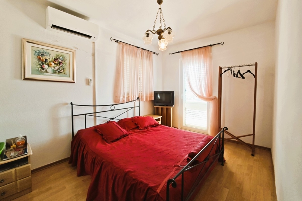 Camera da letto con accesso al balcone e vista mare