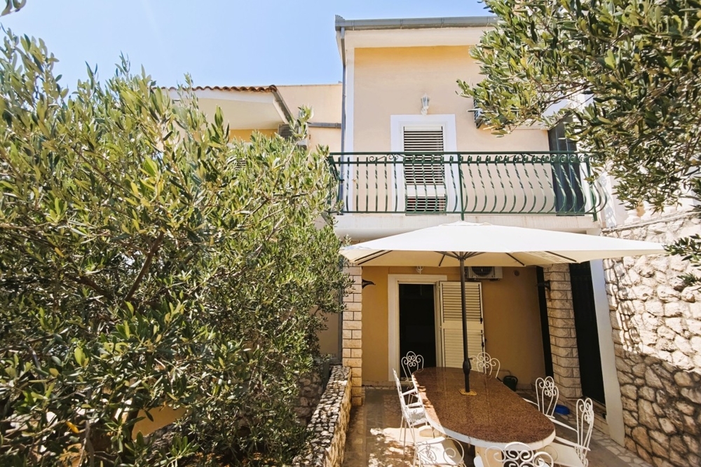 Terrazza coperta con zona salotto e ulivi